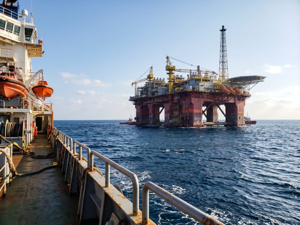 Instalação de produção offshore vista de embarcação de apoio