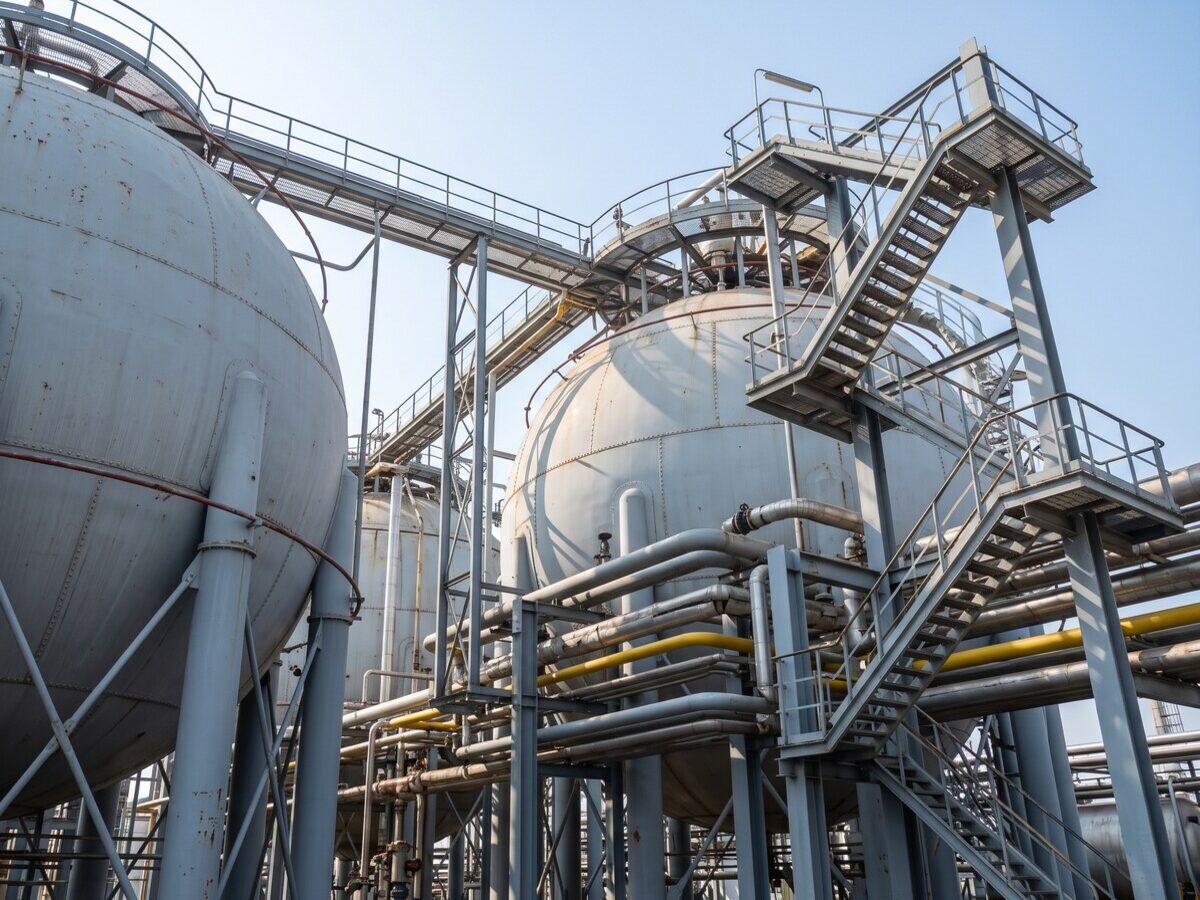 Esferas de armazenamento de gás e tubulações industriais